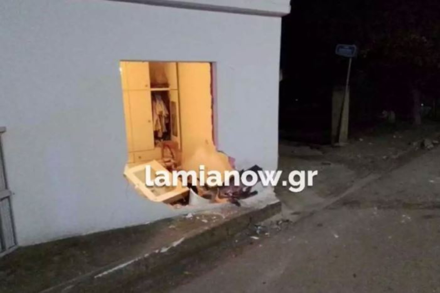 Περίεργο τροχαίο στη Λαμία – ΙΧ έσπασε τοίχο σπιτιού και μπούκαρε στην κρεβατοκάμαρα την ώρα που κοιμόντουσαν