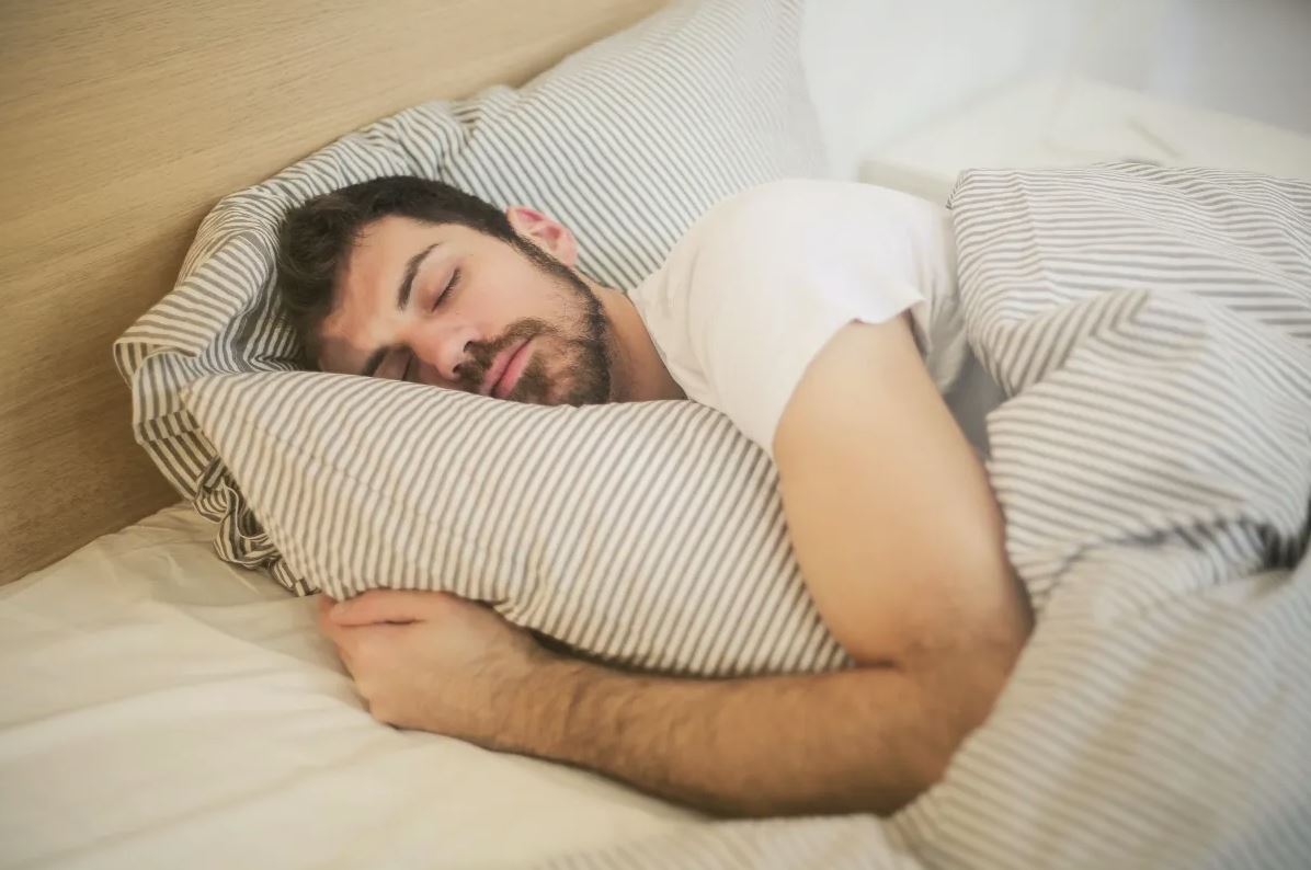 Νέα μελέτη: Κοιμηθείτε περισσότερο για να είστε λιγότερο αγχωμένοι και χαρούμενοι