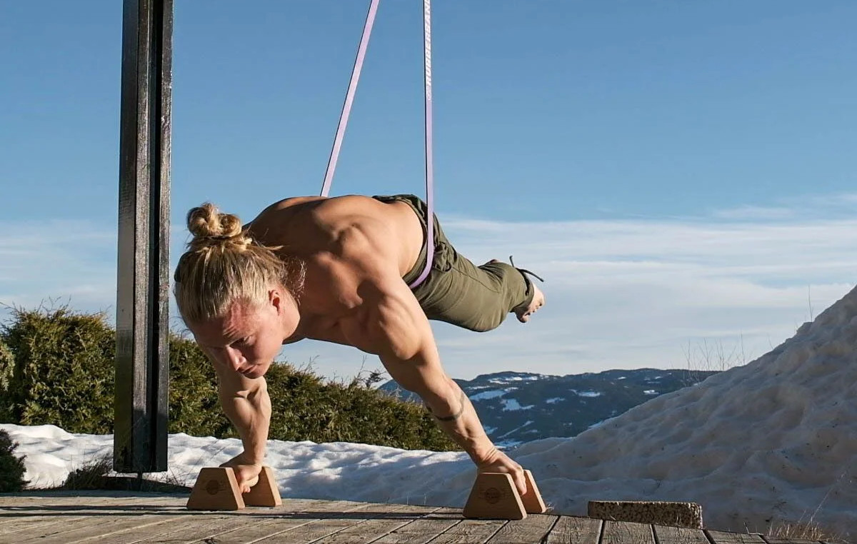 Κάνει υπερυψωμένα handstand pushups με παλαμάκια: Ο Sondre Berg είναι ένας υπεράνθρωπος