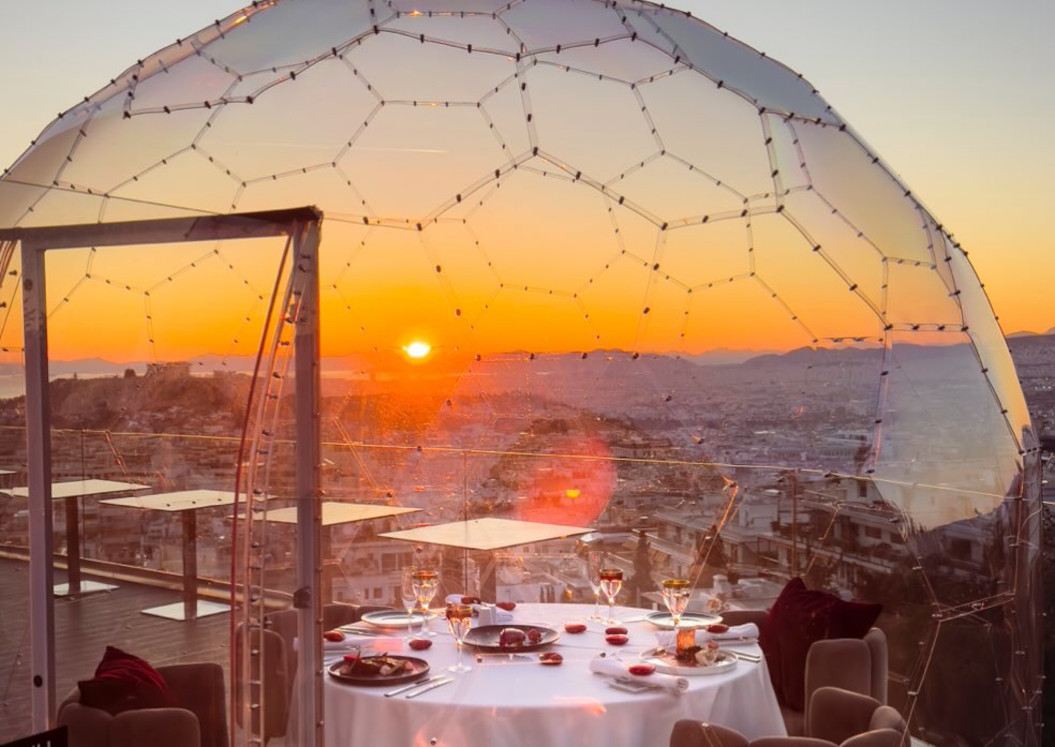 Πώς είναι να τρως στο ελληνικό εστιατόριο με την καλύτερη θέα της Ευρώπης;