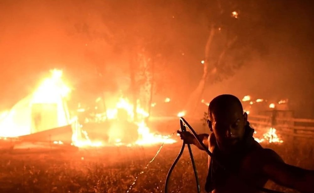 Φωτιά στην Αττική: Μάχη με τις αναζωπυρώσεις – Νέο μέτωπο στην Πάρνηθα