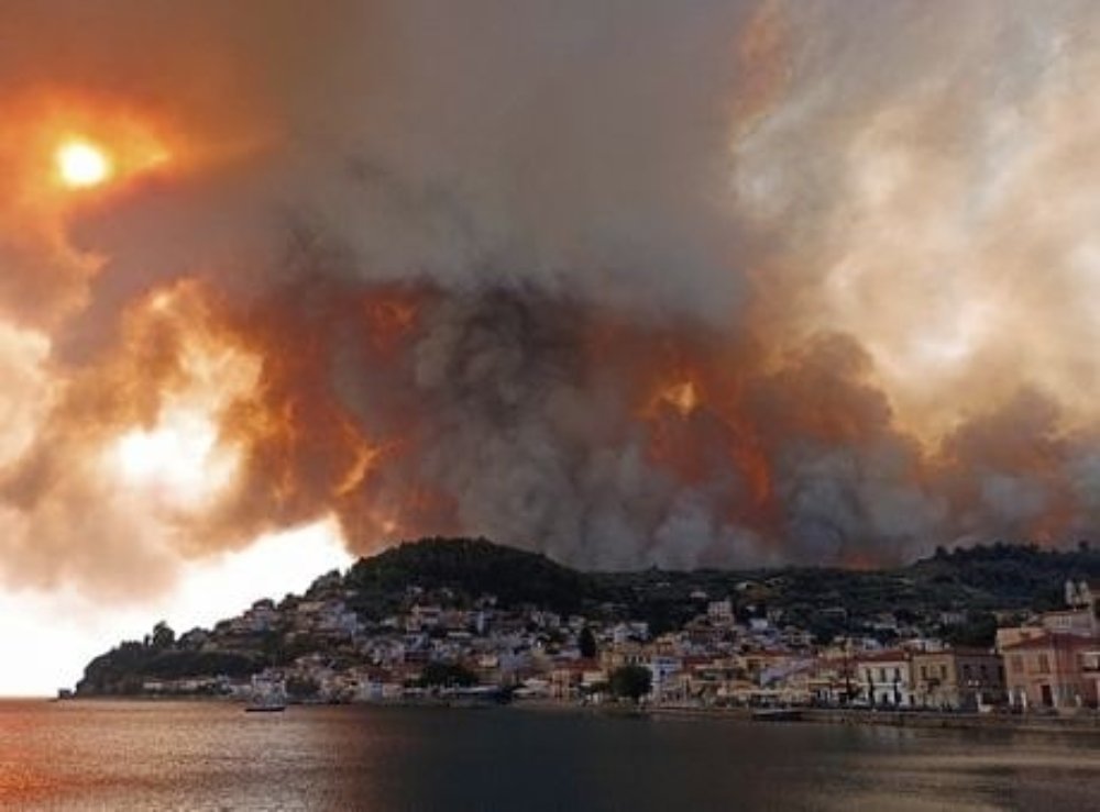 Πυρκαγιά στην Εύβοια: Δύο τα ενεργά μέτωπα – Πάνω από 150 σπίτια κάηκαν