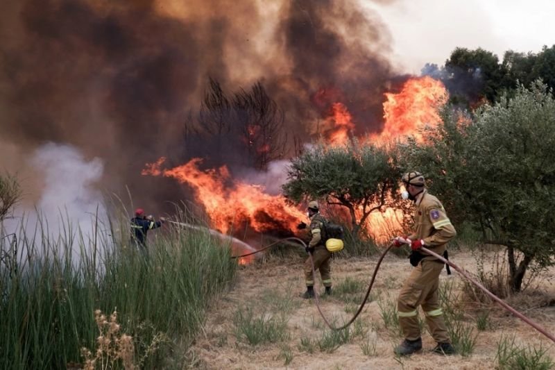 Φωτιά στην Αττική: Νεκρός εθελοντής πυροσβέστης από την Ιπποκράτειο Πολιτεία