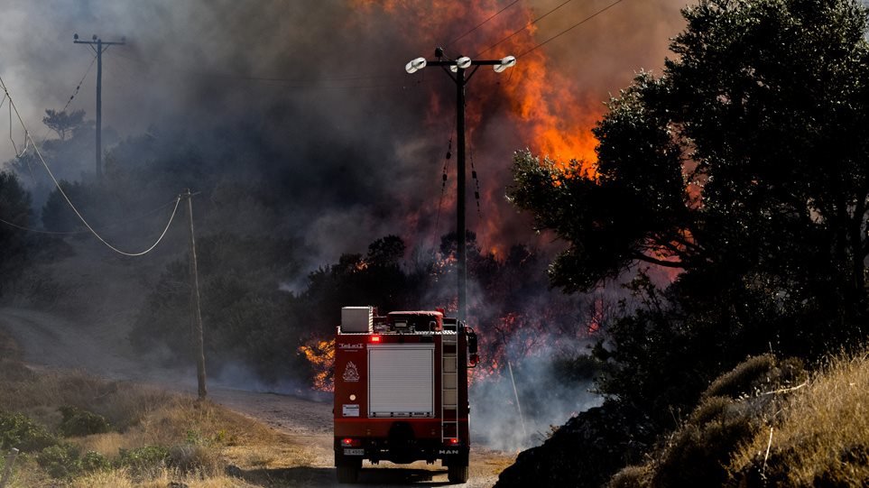 Μεγάλη φωτιά στην Κερατέα: Μήνυμα από το 112 για να εκκενωθεί το Μαρκάτι – Πνέουν ισχυροί άνεμοι στην περιοχή