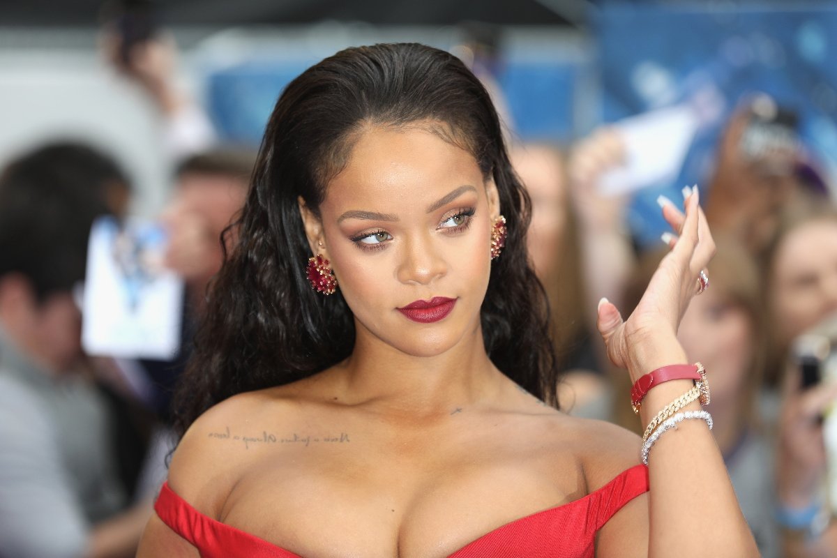 Rihanna: Αποσύρει τη μήνυση που είχε ασκήσει εις βάρος του πατέρα της