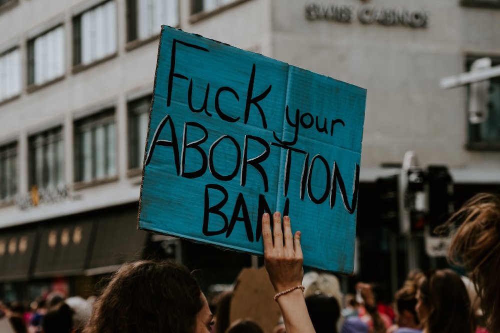 ΗΠΑ: Απόφαση «κόλαφος» – Το Ανώτατο Δικαστήριο καταργεί το συνταγματικό δικαίωμα στην άμβλωση