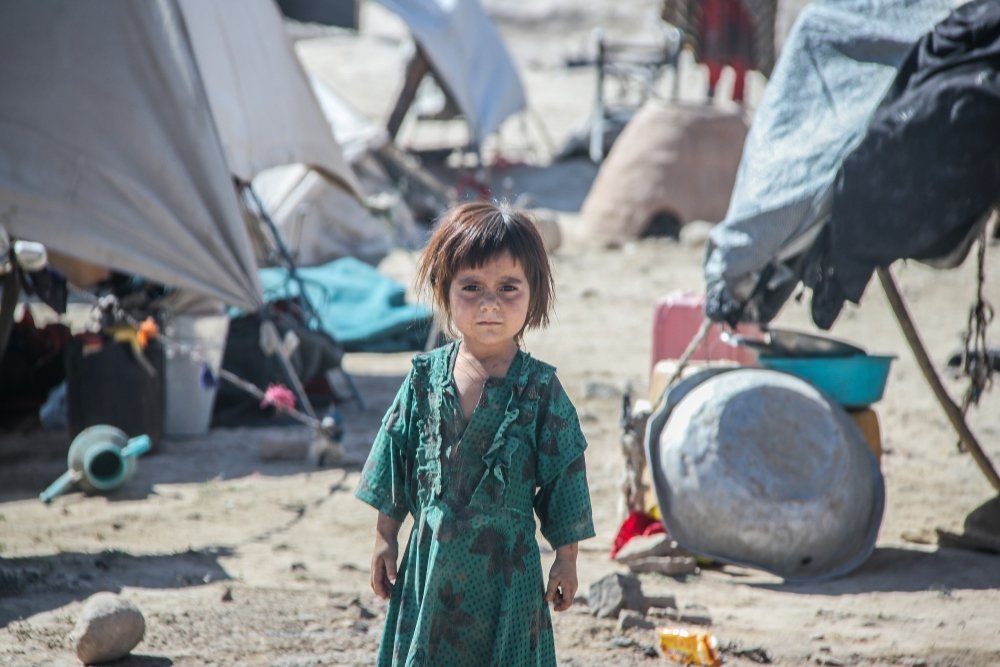 Η πλήρης εξαθλίωση στο Αφγανιστάν: Πατέρας πουλάει την 4χρονη κόρη του για να γλιτώσουν από την πείνα