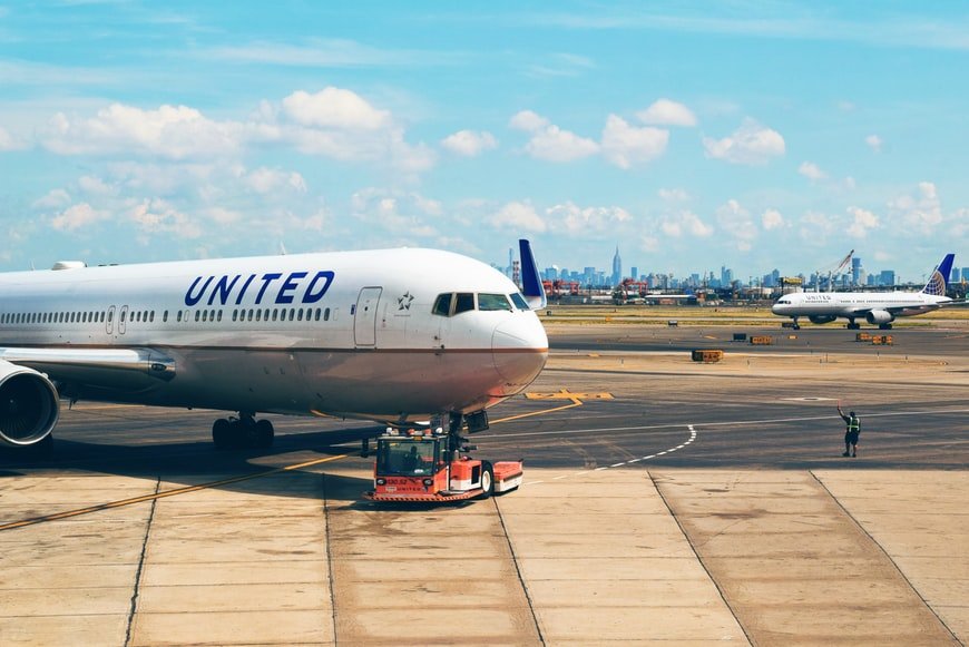 United Airlines: Προχωρά σε 593 απολύσεις εργαζομένων λόγω ανεμβολιασμού