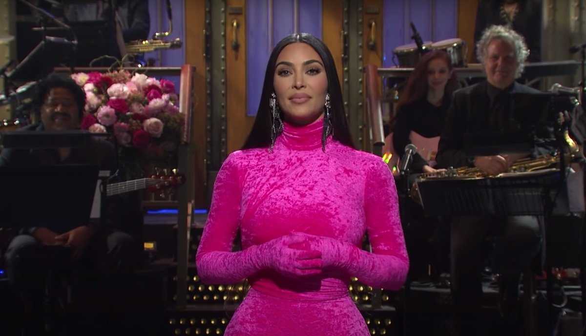 Kim Kardashian: Παρουσίασε το Saturday Night Live και «κάρφωσε» τους πάντες