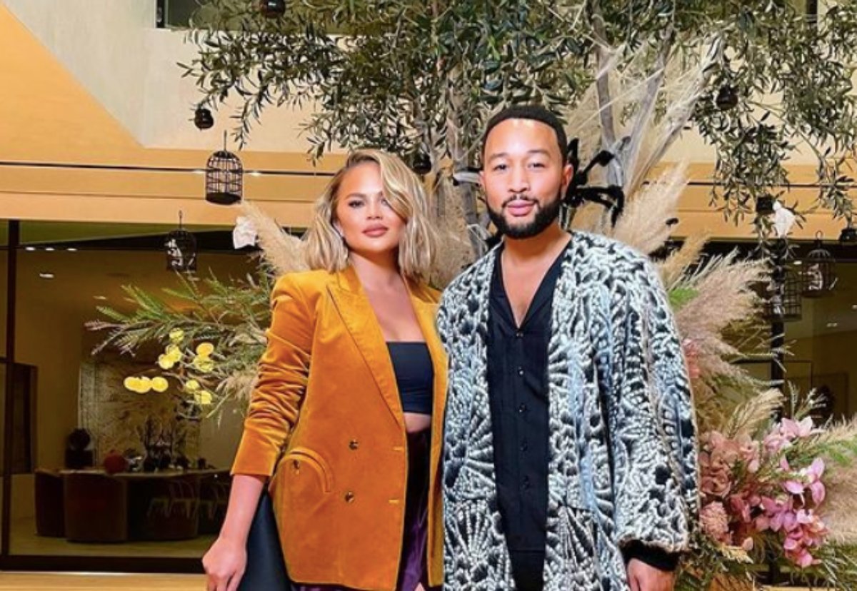 Chrissy Teigen: Αποκάλυψε πως ταξιδεύει με τις στάχτες του μωρού που έχασε – «Τα παιδιά του βάζουν νερό»