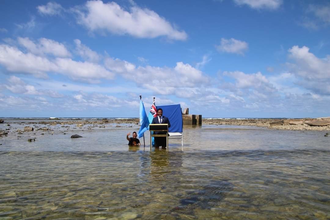 COP26: Η συμβολική κίνηση του Υπουργού του Τουβαλού – Έκανε ομιλία για το κλίμα μέσα στη θάλασσα