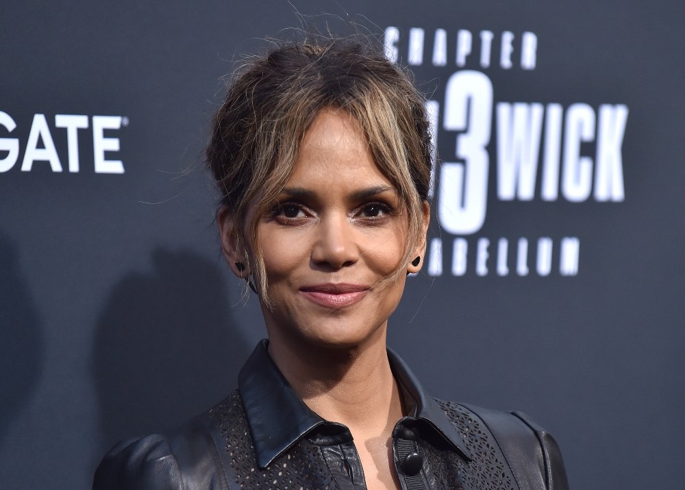 Halle Berry: Αποκαλύπτει τα δύσκολα παιδικά της χρόνια – «Μεγάλωσα με έναν πατέρα αλκοολικό και πολύ κακοποιητικό»