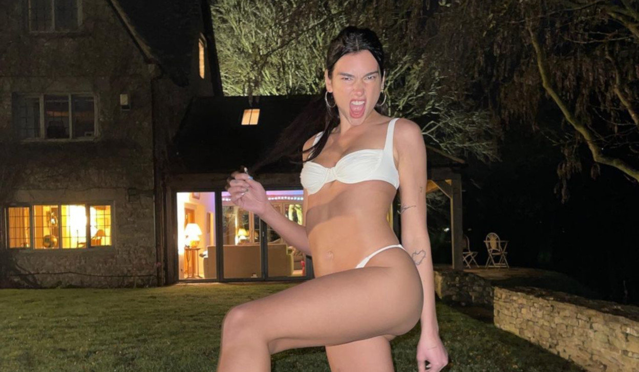 Η Dua Lipa υποδέχεται τα Χριστούγεννα με λευκά εσώρουχα και σέξι πόζες στον κήπο της