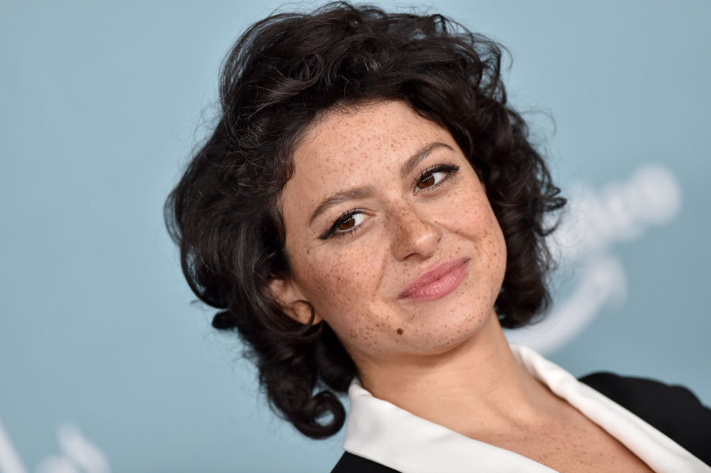 Alia Shawkat: «Σπάει» τη σιωπή της για την φημολογούμενη σχέση της με τον Brad Pitt