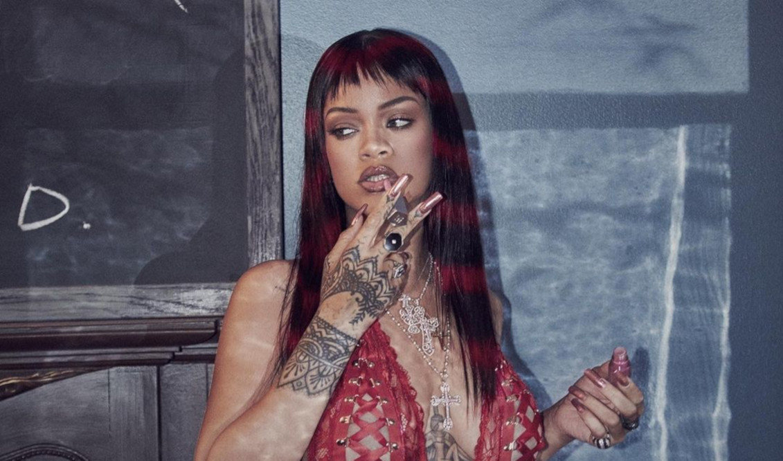 Rihanna: Φωτογραφίζεται με τα εσώρουχα της εταιρείας της για του Αγίου Βαλεντίνου