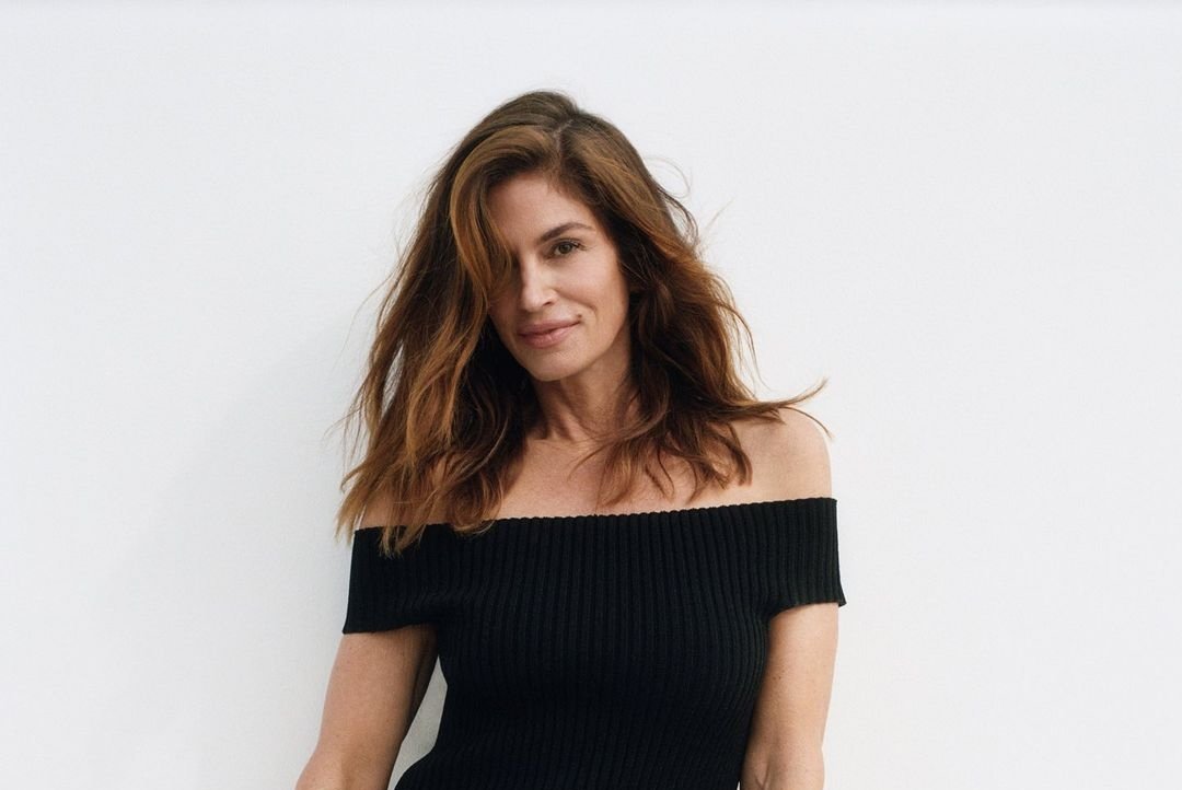 Cindy Crawford: Ποζάρει με πιτζάμες και χωρίς μακιγιάζ για τα 56α γενέθλιά της