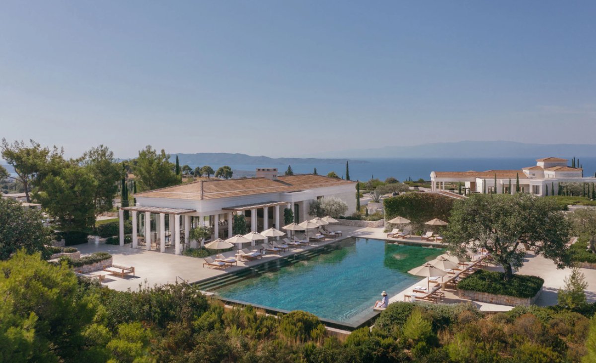 Amanzoe: Το πολυτελές ξενοδοχείο που απειλήθηκε από τη φωτιά στο Κρανίδι – Μοιάζει σαν μια σύγχρονη Ακρόπολη