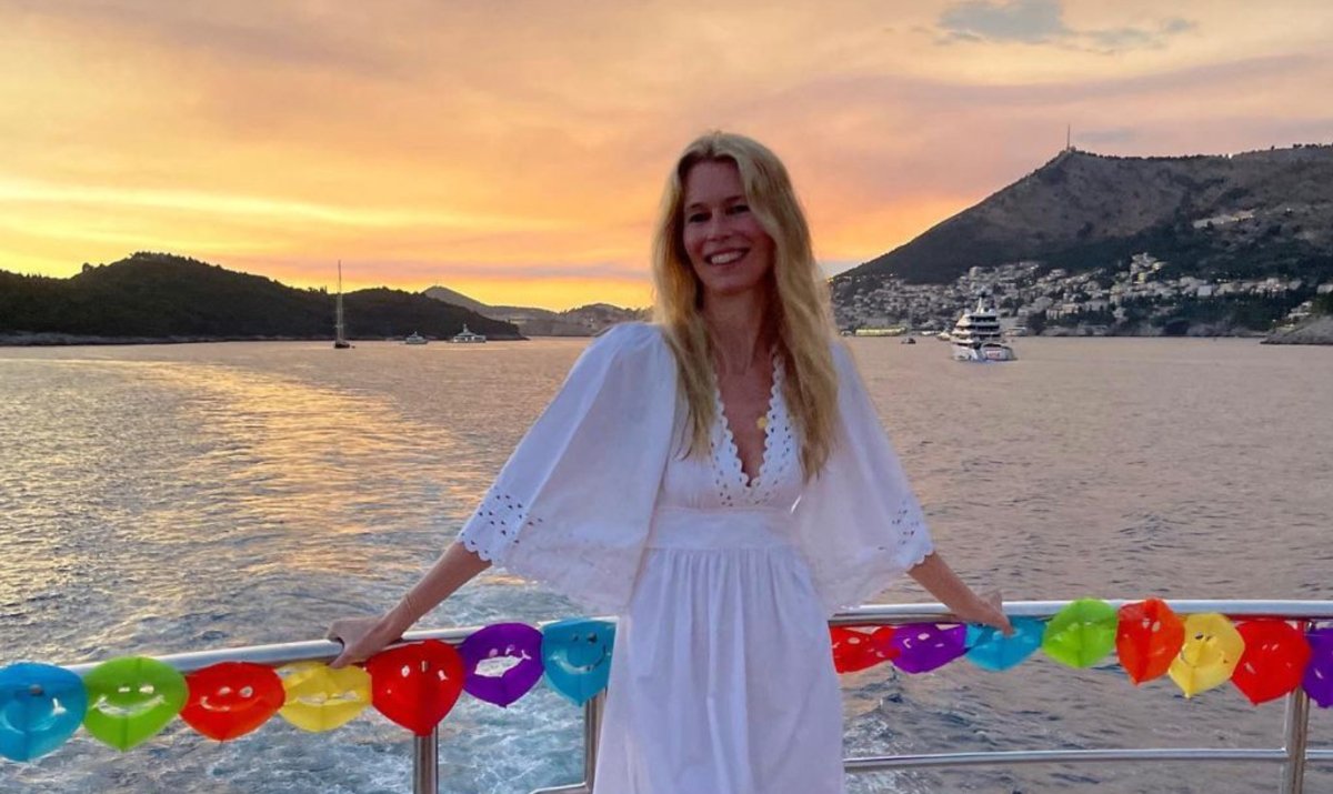 Claudia Schiffer: Μαγεμένη από τις διακοπές της στην Ελλάδα – Εξυμνεί τις ομορφιές της στο Instagram