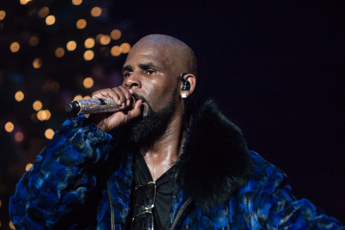 R. Kelly: Η βαφτιστήρα του καταγγέλει πως την βίασε εκατοντάδες φορές μέχρι τα 18 της