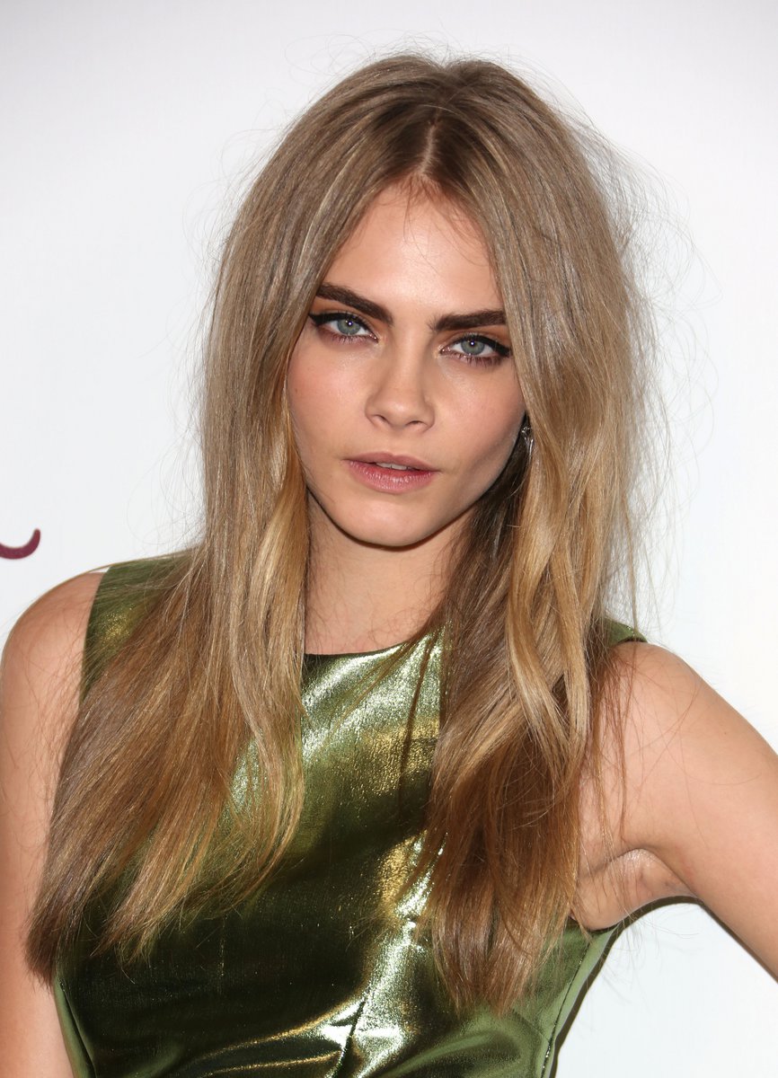 Ανησυχία για την Cara Delevingne: Έφτασε στο αεροδρόμιο αργοπορημένη, ξυπόλυτη και ζαλισμένη