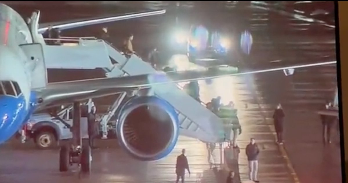 Συνεργάτιδα του Τζο Μπάιντεν είχε… ανώμαλη προσγείωση: Viral το βίντεο με την τούμπα από το Air Force One