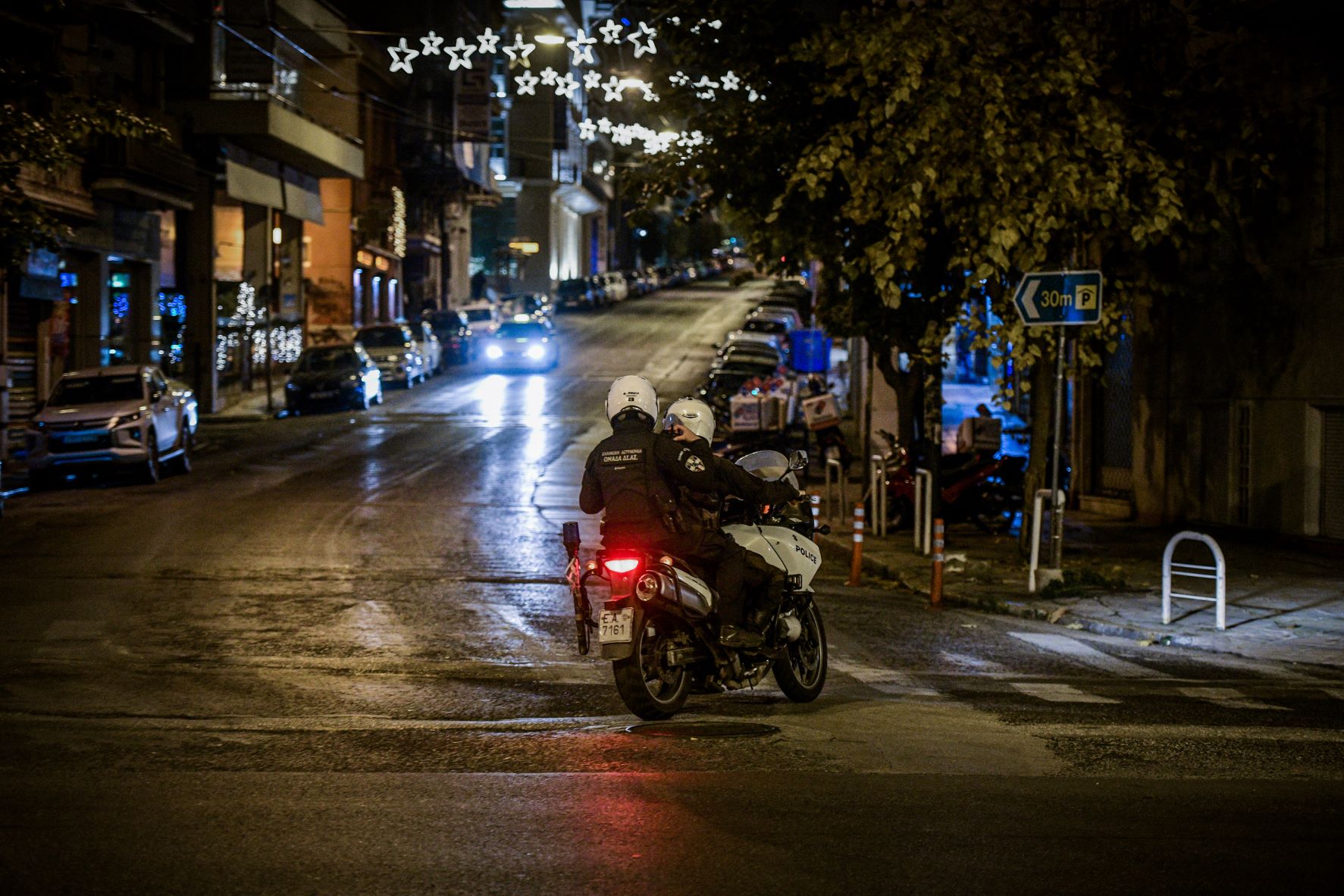 «Αδέσποτη» καρφωμένη σε αλεξίσφαιρο αστυνομικού