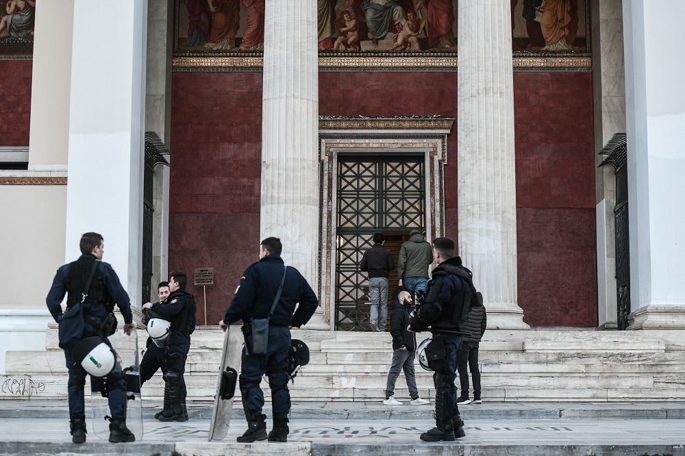 Πρυτανεία του ΕΚΠΑ: Εκκενώθηκε η κατάληψη – 10 συλλήψεις