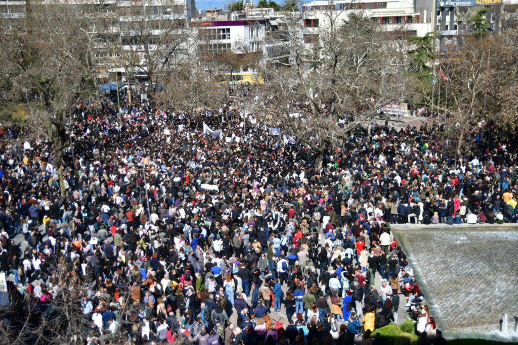 Λάρισα: Πλημμύρισε με κόσμο η πλατεία – Ξεχειλίζει η οργή για τα Τέμπη