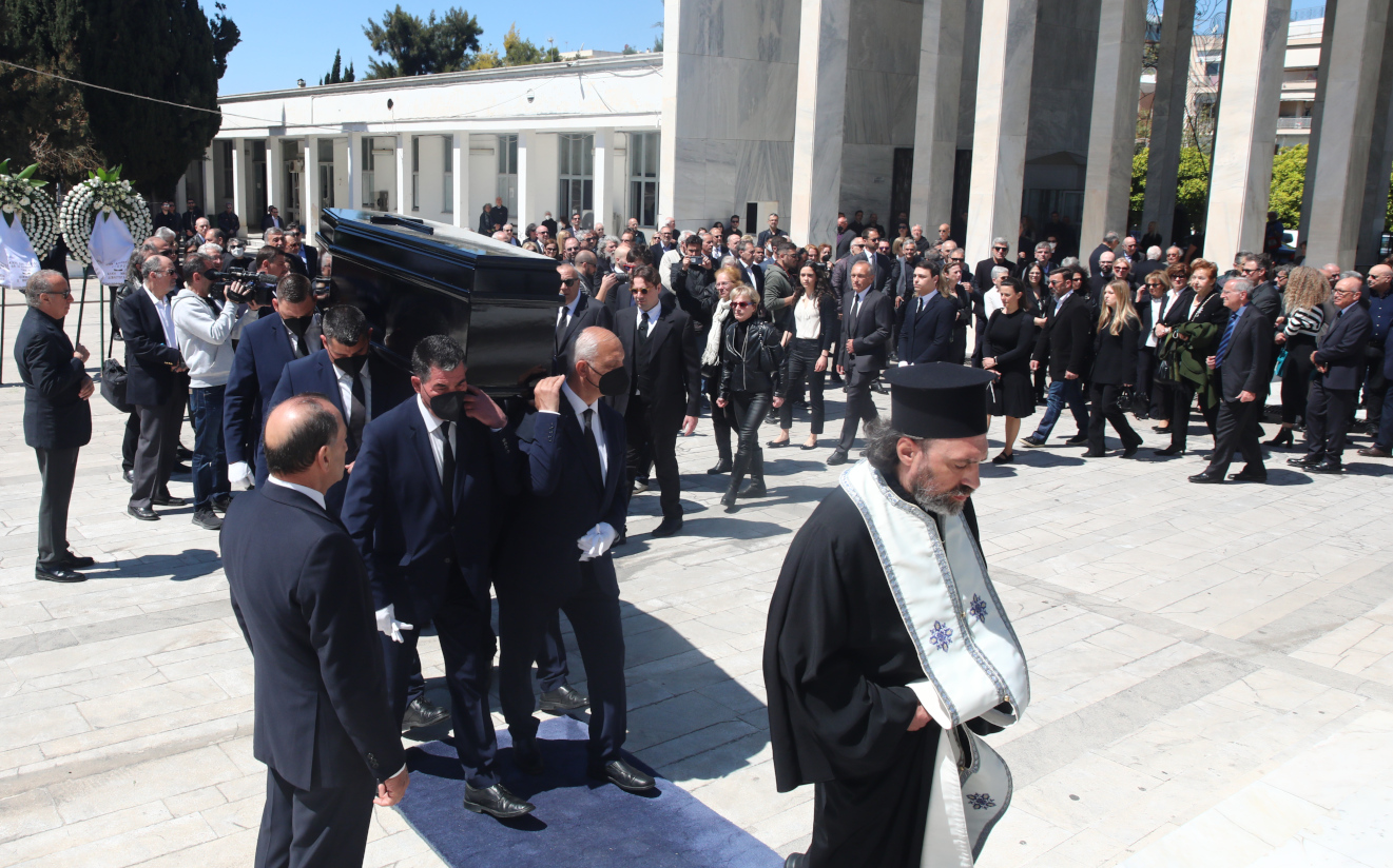 Γιώργος Μπόμπολας: Πλήθος κόσμου στην κηδεία του στο Ά Νεκροταφείο (pics)