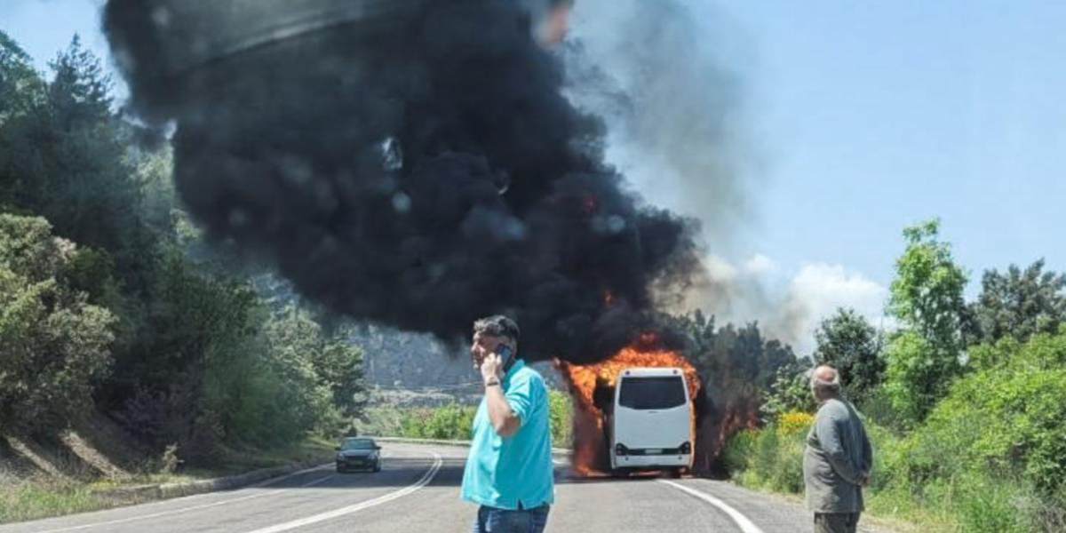 Φωτιά στο Σπαθοβούνι σε πούλμαν που μεταφέρει μαθητές σχολείου