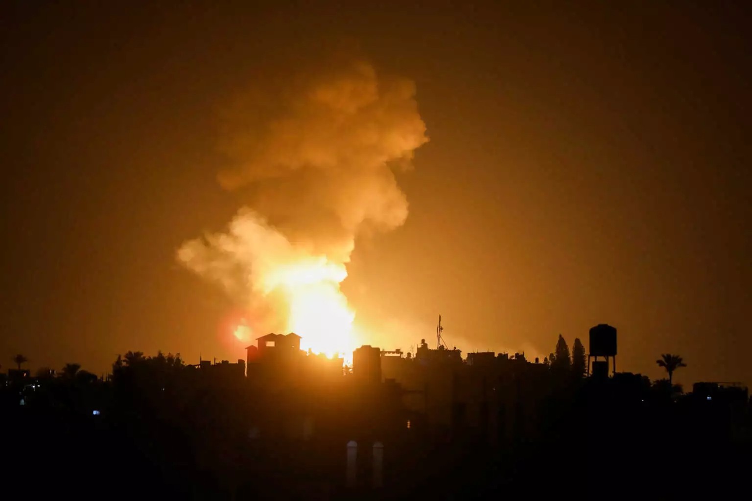 Γάζα: «Κόλαση» ισραηλινών βομβαρδισμών, τουλάχιστον 12 νεκροί