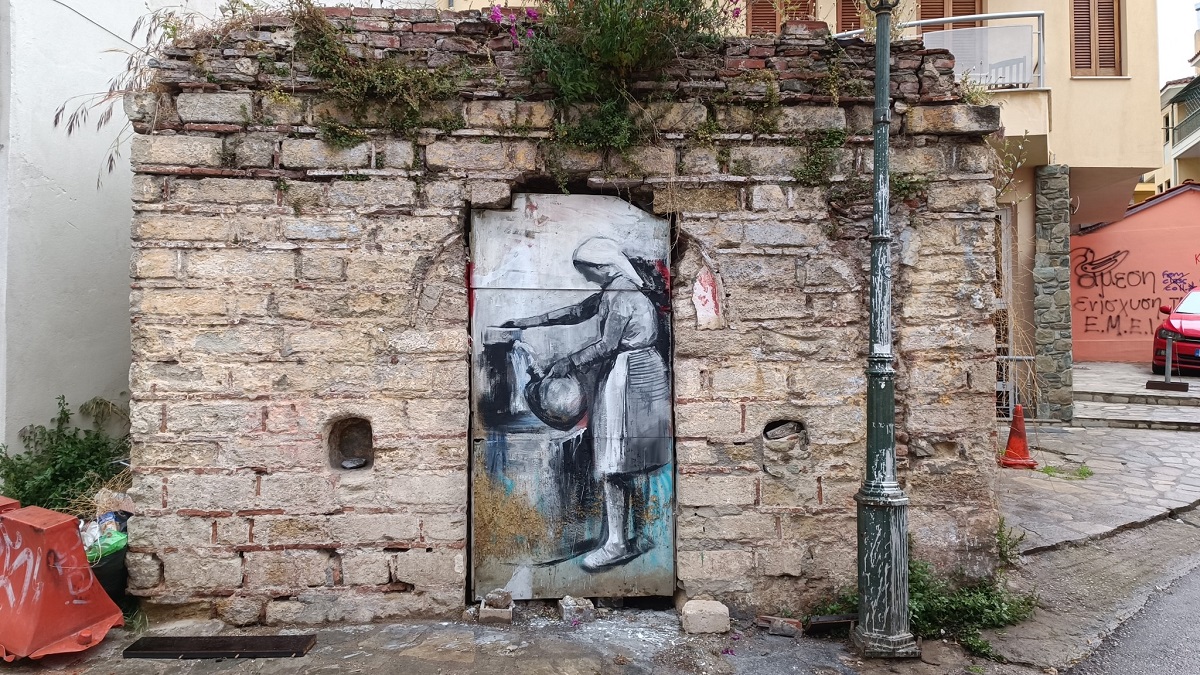 Θεσσαλονίκη: Νερό «κερνάει» τους περαστικούς μια ζωγραφισμένη γυναίκα
