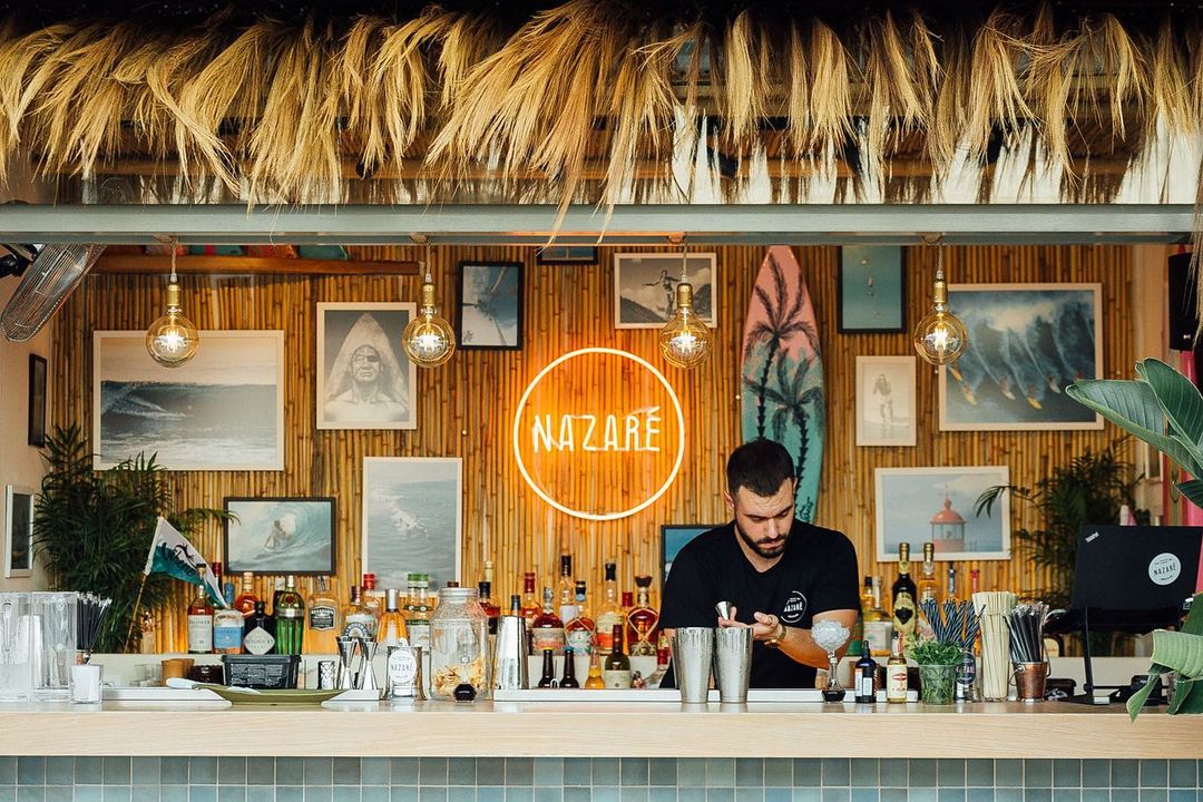 Nazaré Surf Bar: Το No1 spot που θυμίζει exotic νησί