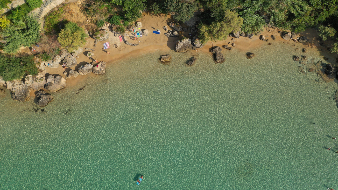 Ζεστά νερά 10 μήνες τον χρόνο: Η παραλία της Πελοποννήσου όπου το καλοκαίρι δεν τελειώνει ποτέ