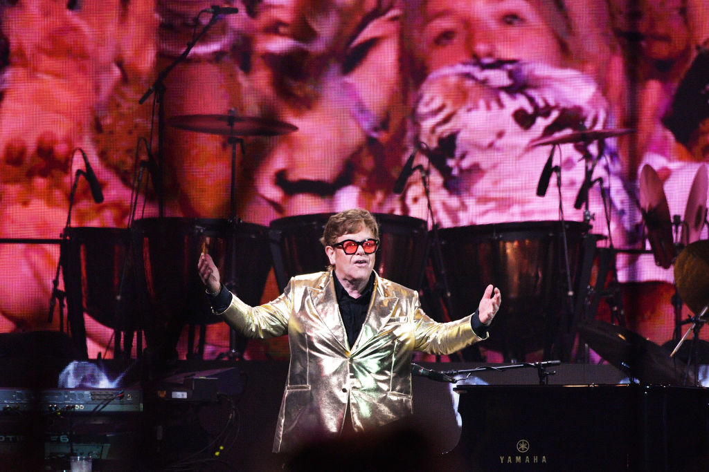 «Είστε στο μυαλό, στην καρδιά και στην ψυχή μου»: Ο Έλτον Τζον στην αποχαιρετιστήρια συναυλία του στη Στοκχόλμη