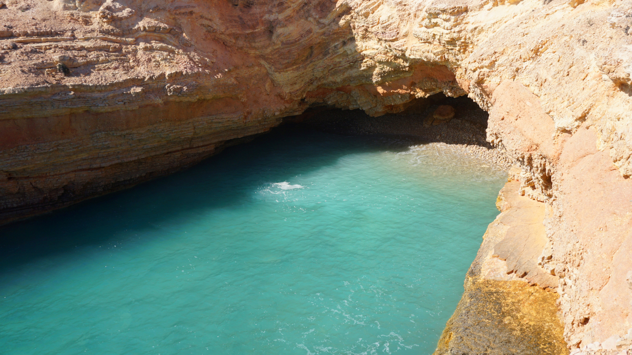 Νερά που δε συναντάς αλλού και μια μυσταγωγική σπηλιά για καταφύγιο: Σε αυτή την παραλία θα ζήσεις το απόλυτο!