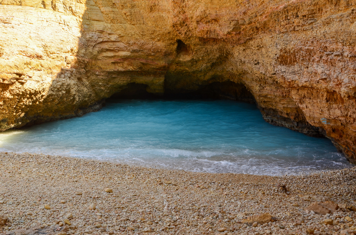 Νερά που δε συναντάς αλλού και μια μυσταγωγική σπηλιά για καταφύγιο: Σε αυτή την παραλία θα ζήσεις το απόλυτο!