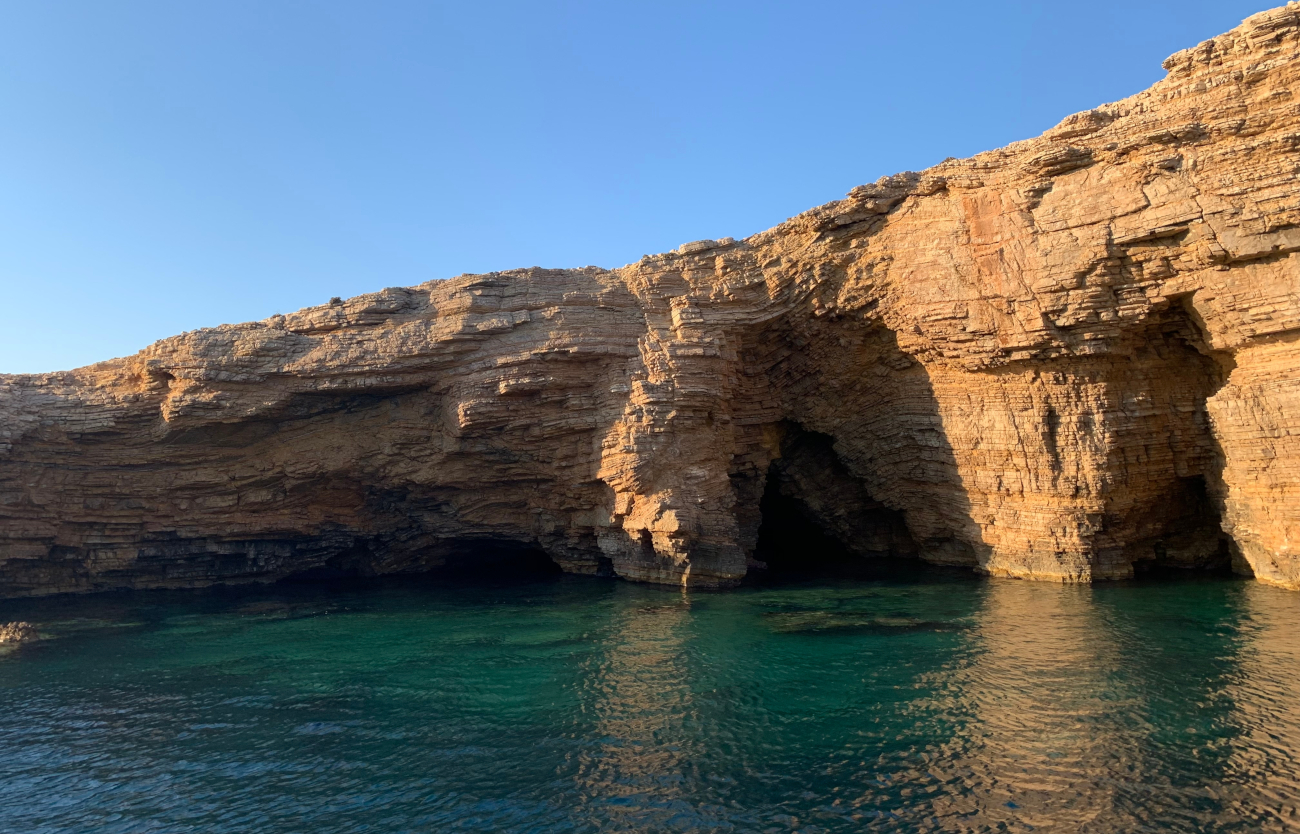 Την τελευταία 5ετία πιο πάνω κι από την Τήνο: Το «διπλό» νησί με τα παραμυθένια νερά και τις σπηλιές για να «κρυφτείς»
