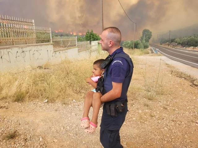 Μάνδρα – Αστυνομικοί παίρνουν παιδιά στα χέρια για να τα σώσουν…