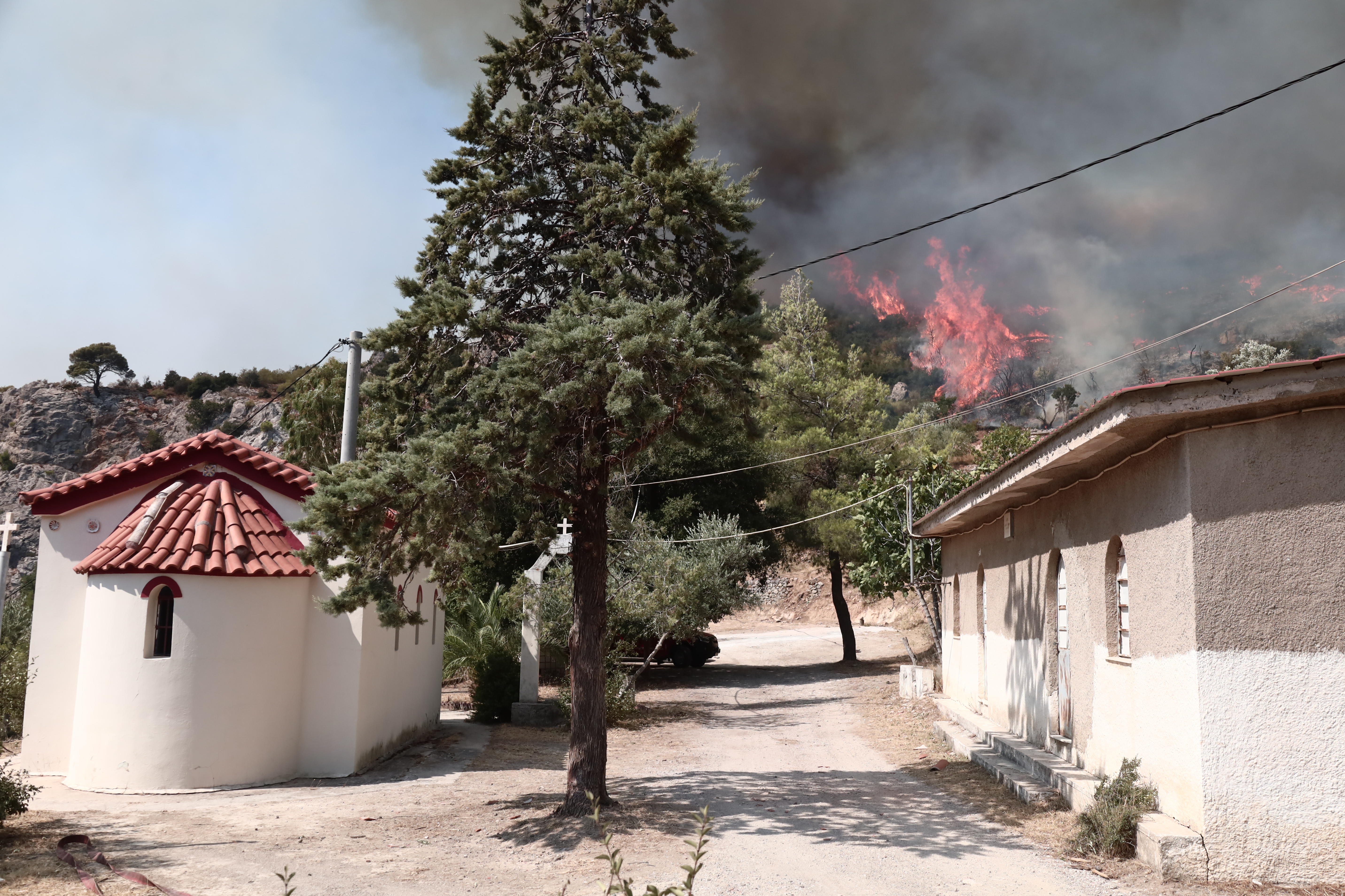 Μονή Κλειστών: Συγκλονιστικές εικόνες από τη νέα αναζοπύρωση