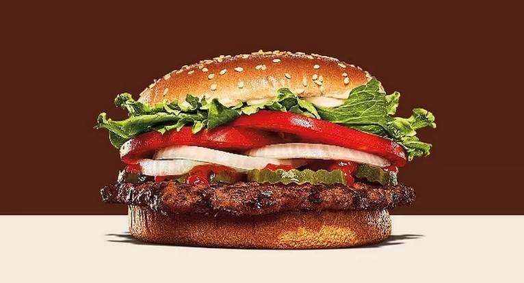 Αντιμέτωπα με αγωγές τα Burger King για παραπλάνηση πελατών λόγω… μικρών χάμπουργκερ