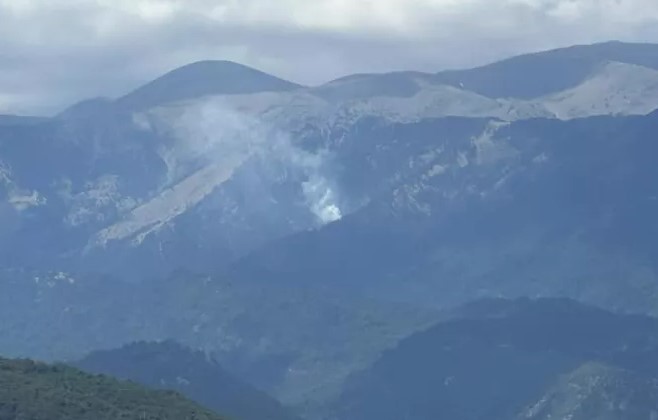 Φωτιά στον Όλυμπο σε δύσβατη περιοχή στην Καρυά Ελασσόνας