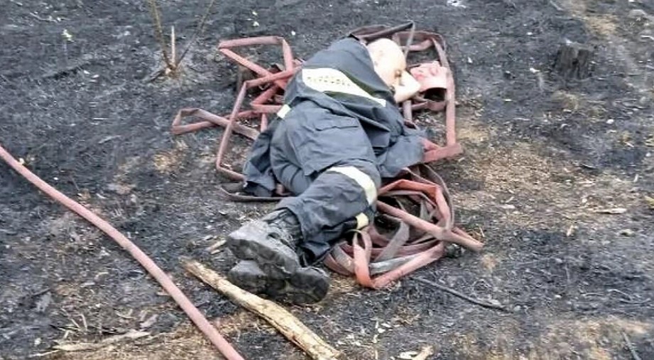 Έβρος: Συγκλονίζει η εικόνα πυροσβέστη που κοιμάται εξουθενωμένος στο έδαφος μετά από μάχη με την φωτιά