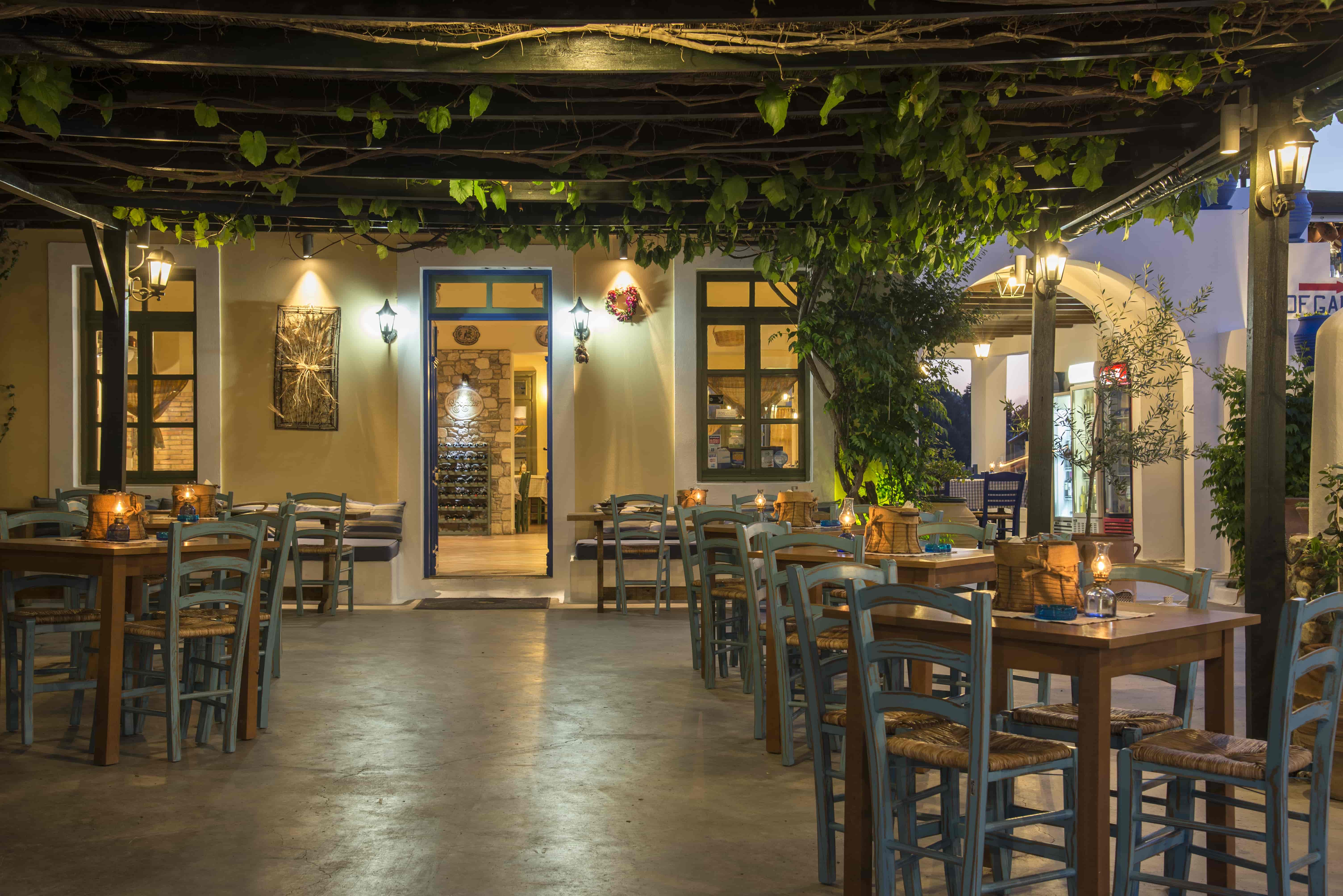 5 θρυλικά μέρη για φαγητό στο Αιγαίο: Από υπέροχους μεζέδες μέχρι εστιατορικά πιάτα κι ένα γαλακτομπούρεκο του ονείρου