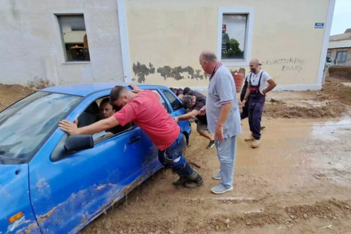 Αχιλλέας Μπέος: «Σπρώξτε κα@λ@@ρόπαιδα» – Έτσι εμψύχωσε άντρες που έσπρωχναν αυτοκίνητα