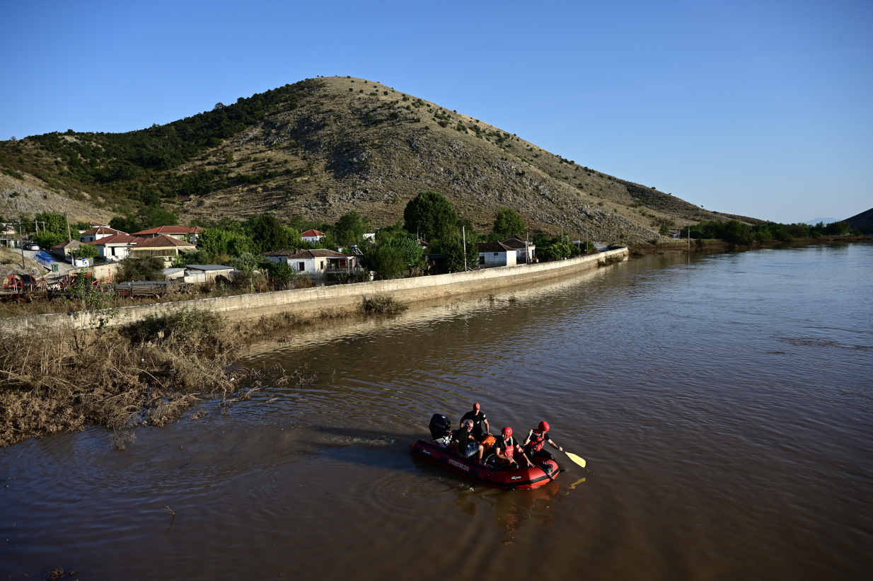 «Ήθελε να είναι στο σπίτι, δεν περίμενε τέτοια καταστροφή»: Συγκινεί η σύζυγος του 77χρονου που πέθανε στις πλημμύρες (vid)