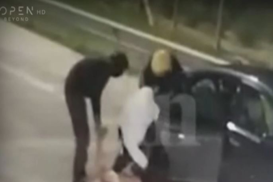 Βίντεο με απόπειρα αρπαγής στην Εθνική Οδό: Γυναίκα ξεφεύγει από τρία άτομα που επιχειρούν να τη βάλουν με το ζόρι σε ΙΧ