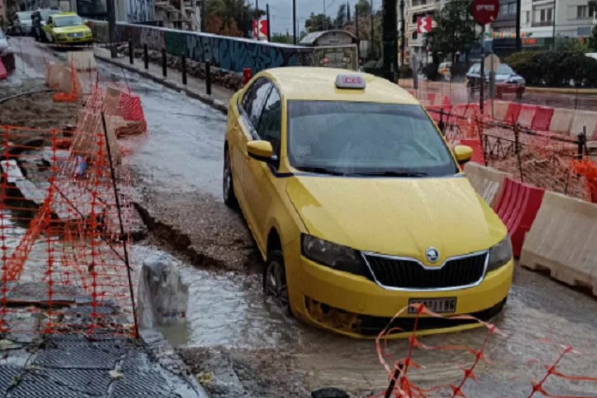 Λεωφόρος Αλεξάνδρας: Υποχώρησε το οδόστρωμα και «κατάπιε» ένα ταξί (Vid)