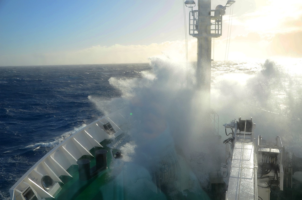 Το πιο τρομακτικό πέρασμα σε θάλασσα – Τα πλοία παλεύουν 48 ώρες με τα κύματα 
