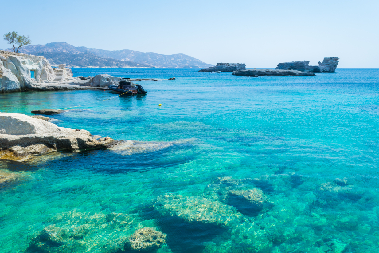 Η παραλία με τα πιο καθαρά νερά στην Ελλάδα: Στο νησί που φέτος θα γίνει το καταφύγιο όσων θέλουν να γλυτώσουν τον υπερτουρισμό
